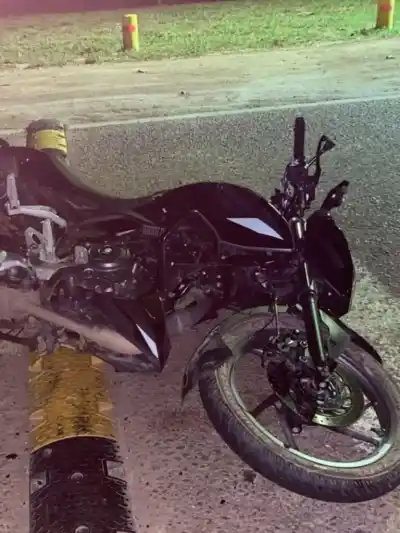 Chocaron de atrás a un auto en Villa Ángela: quiénes iban en la moto