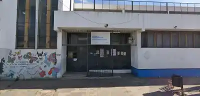 Una madre golpeó a un maestro en plena escuela y la reacción de los docentes no se hizo esperar