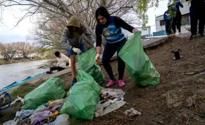 Rawson se unió para limpiar el río Chubut: mirá todo lo que sacaron del agua