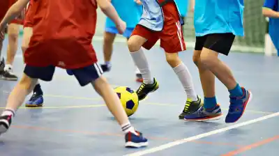 Se cayó en el recreo jugando al fútbol, la escuela dijo que fue imprevisible y ahora deberán pagarle una fortuna