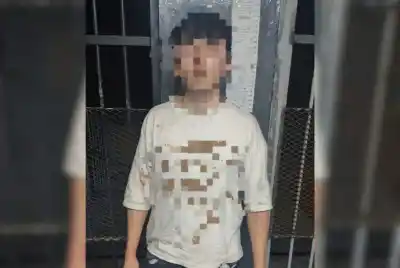 Robaron auriculares en un local céntrico de Roca y volvieron a buscar pelea: uno terminó tendido en la calle