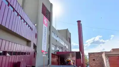¿Qué hizo una mujer en el baño cuando la policía entró a su casa?