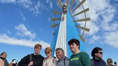 Centenario amaneció con una figura gigante en la barda y los peregrinos no lo podían creer