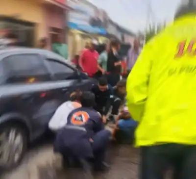 Abrieron la puerta de un auto y la chocó con su moto en Monteros