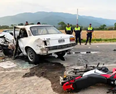 Ruta 301: un muerto y cinco heridos, entre ellos un bebé, tras chocar dos autos y una moto