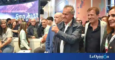 Scioli recorrió la FIT y en el stand de Santa Cruz lo esperaban con un reclamo