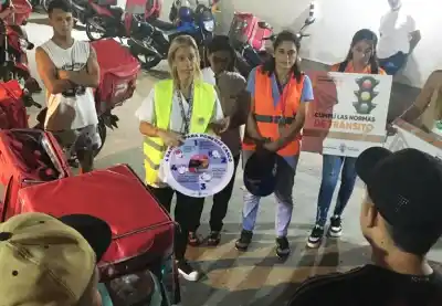 Operativo sorpresa en avenida Belgrano: ¿Qué buscaban los equipos de salud en una sede de repartidores?