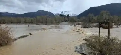 Cerraron el camino al Tronador: el agua se llevó un puente y hay gente aislada en Pampa Linda