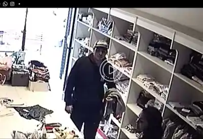 Entraron a un local de ropa en Roca: uno pidió perdón y siguió metiendo prendas en la campera