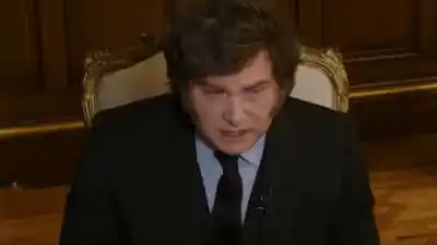 Milei negó la recesión y comparó a la oposición con un "tren fantasma"