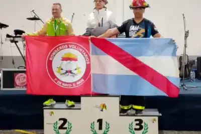 Corrió 10 km con el traje completo de bombero y nadie podía creer lo que llevaba puesto