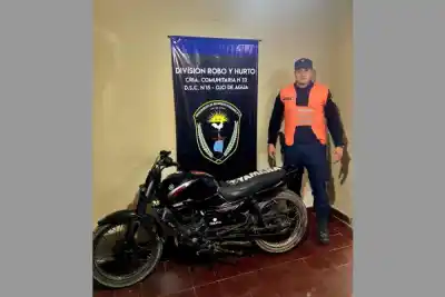 Lo pararon en un control en Sumampa y la moto escondía un detalle que no cierra