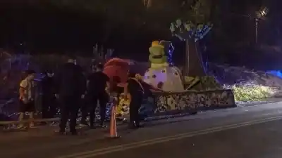 Fue a ayudar con la carroza escolar y la curva del GAM 5 se lo llevó puesto