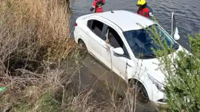 Apareció de costado al borde del río: nadie sabe cómo llegó hasta ahí