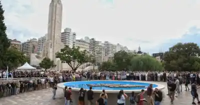 Una ofrenda de 44 flores marcó el acto que reunió a excombatientes y autoridades en un lugar icónico