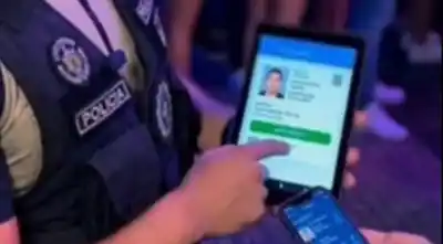 Salieron de bailar con documentos que no eran suyos: la policía los esperaba afuera