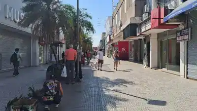El corazón comercial de Corrientes se vacía: qué hay detrás de las persianas bajas