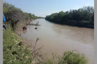 Fue a refrescarse al río con dos amigos, era el único que sabía nadar y no volvió a salir