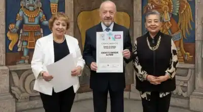 Un escritor salteño viajó a México por un congreso y volvió con un premio que no esperaba