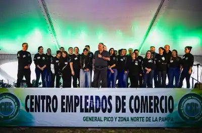 1.500 personas, un dinosaurio y una sorpresa: así fue el festejo que se llevó todas las miradas en General Pico