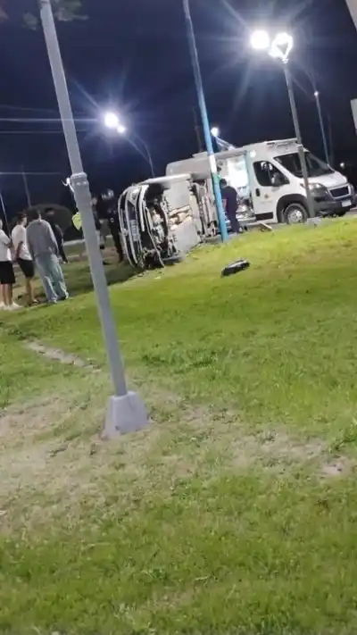 Despistó con su auto en la rotonda de Albardón y terminó en una situación impensada