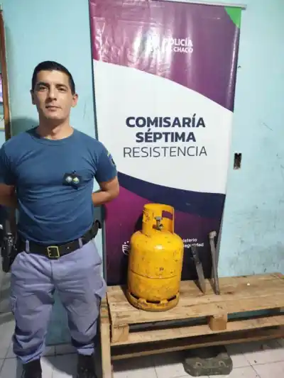 Encerró a su pareja y a su hijo y los amenazó con un tubo de gas: la reacción de la policía que lo complicó todo