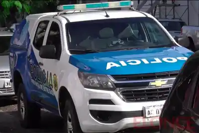 Entró a su casa y escondió algo entre las manos: la policía no lo dejó escapar