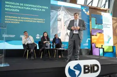 El plan de Neuquén para que las petroleras paguen las rutas que destruyen