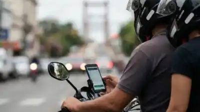 Manejaba para una app en Paraná, frenó y se desplomó: el pasajero terminó en el piso con él