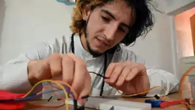Enseña robótica en Viedma, pero su plan de vida está a kilómetros de las aulas