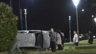 Iba por la Ruta 40 de madrugada y terminó volcado en el ingreso a Albardón: lo que pasó después cambió todo