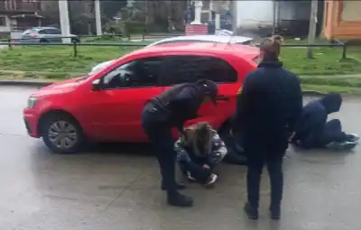 El 911 siguió un auto en El Bolsón y lo que encontraron adentro cambió todo