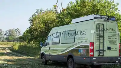 Cayeron a inspeccionar una finca de Sarmiento y se toparon con una escena desconcertante