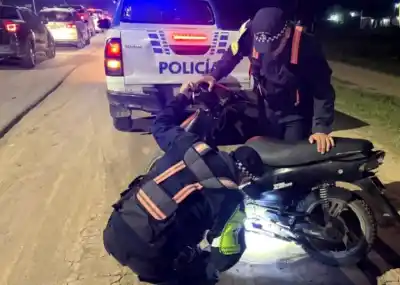 El control nocturno que terminó con un hombre de 29 años esposado y una moto buscada