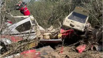 Despegó, algo salió mal en el aire y la avioneta terminó destruida en el monte: cinco ocupantes, dos son nenes
