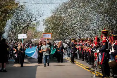 Villa María volvió a vivir su desfile y Llaryora dejó un anuncio que cambia todo para las instituciones