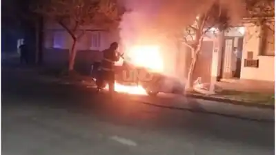 Incendio intencional a metros de la Comisaría 2ª: una cámara registró todo