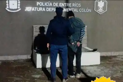 Un hombre armado con un cuchillo sembró el pánico en plena calle: lo que pasó cuando llegó la Policía