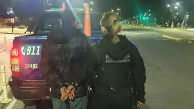 Se hizo pasar por policía para no pagar, pero un llamado al 911 lo delató