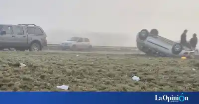 Manejaba con niebla cerrada en la Autovía y terminó fuera de la calzada