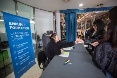 Brown Emplea: buscaban su primer trabajo y 37 terminaron adentro de un local de Adrogué