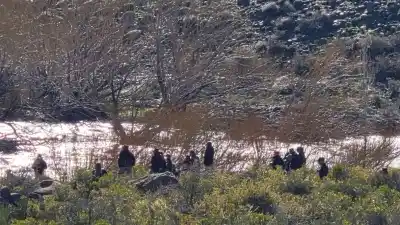 Buscaban al policía desaparecido en el río Nahueve y encontraron algo en el agua