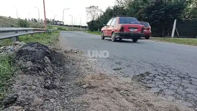 Pagan una tasa 3 veces más alta, pero las calles de su barrio están llenas de cráteres