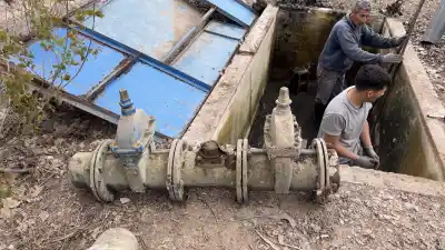 Cortaron el agua para una reparación clave y lo que encontraron adentro cambió todo el plan