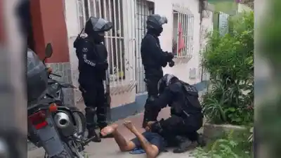 Palpalá: merodeaban a los transeúntes en una moto, pero un dato los delató