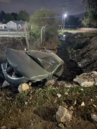 Manejaba por la avenida Los Menhires y terminó en el lecho del río: lo que pasó con su acompañante