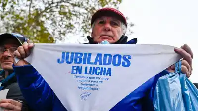 Congelado por 32 meses: el bono a jubilados sigue en $70.000 y la pérdida ya es enorme