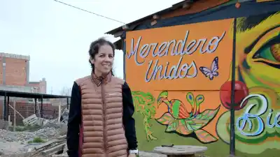 Conoció el hambre y la calle: hoy ayuda a 600 personas y acaban de distinguirla