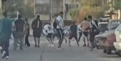 Salta: chicos armados con machetes y piedras se enfrentaron en plena calle y los vecinos no lo pueden creer