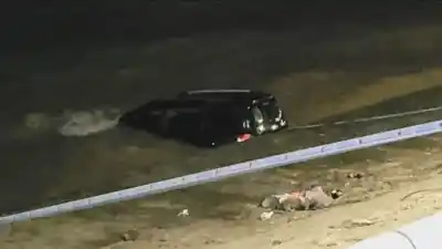¿Qué pasó en la Costanera? Una camioneta terminó en el agua con dos personas adentro